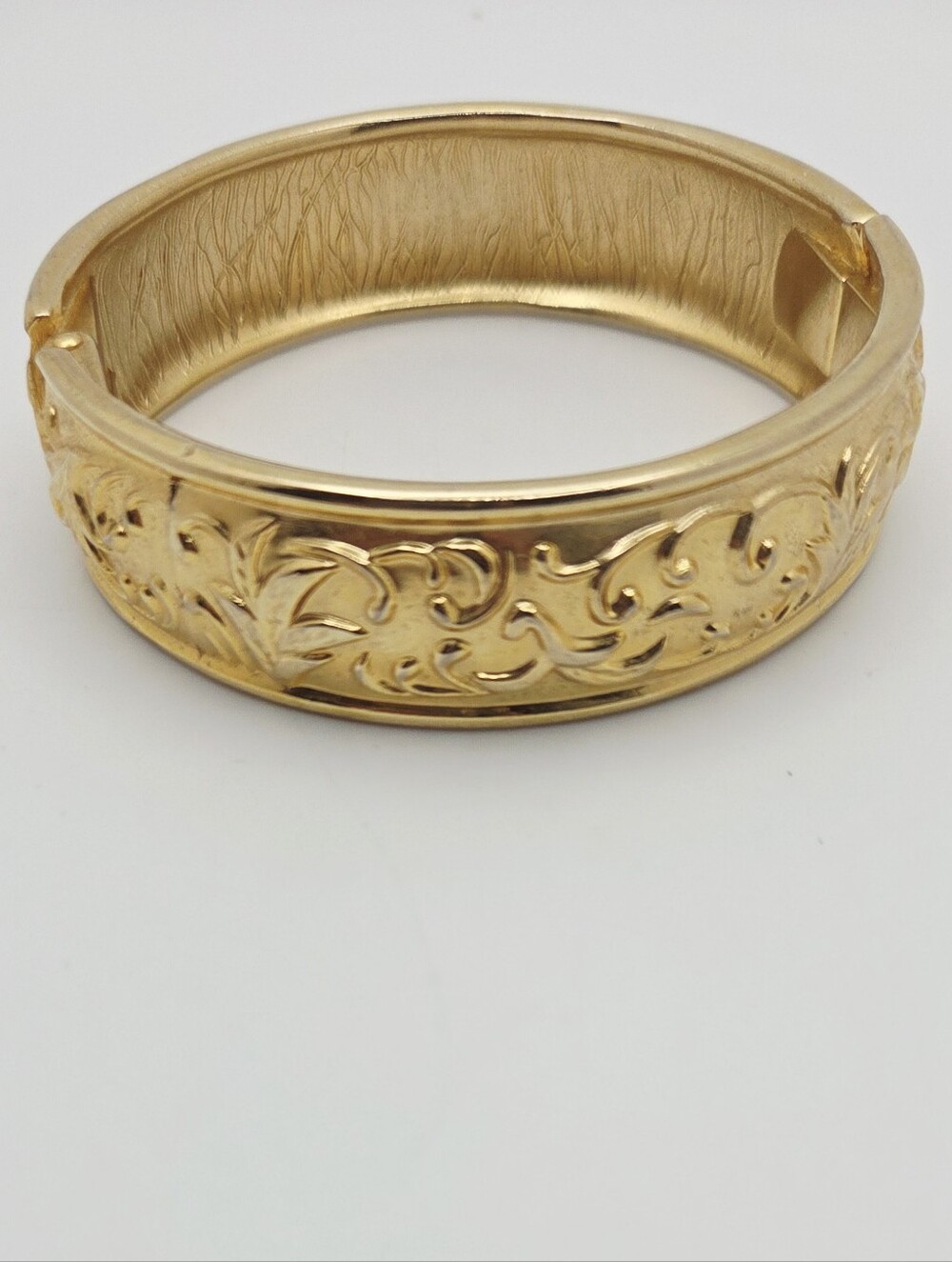 Vintage Gold Tone Scroll Pattern Hinged Clamper Bangle Bracelet